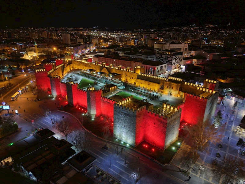 Kayseri Büyükşehir, Meydanı Otizm Farkındalık Rengi ile Işıklandırdı