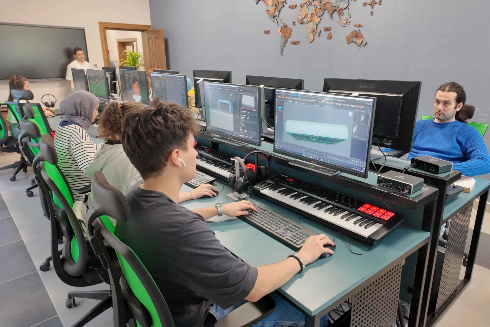 Gençler, Halkevi’ndeki eğitimlerinden çok memnun