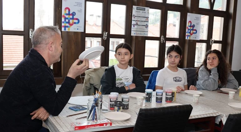 ÇOCUKLARIMIZ ALTIN İPLİK ATÖLYELERİ İLE SANATLA BULUŞUYOR