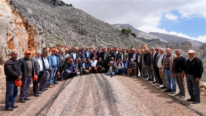 30 YAYLAYA ULAŞIMI SAĞLAYAN DEMİRKAPI’DA ÇALIŞMALAR SON AŞAMAYA GELDİ - BAŞKAN ÖZÇELİK: DEMİRKAPI’NIN DEMİRLERİNİ YIKTIK, OTOBAN GİBİ YOL YAPTIK