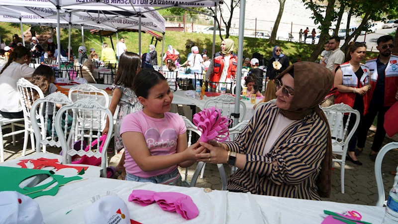 Anneler ve Çocukları Büyükşehir’in Çiçek Yapım Atölyesinde