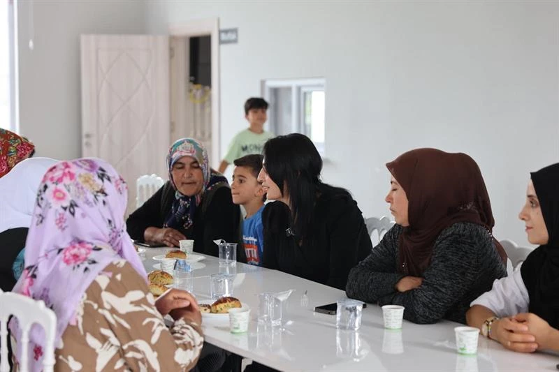 Eş Başkan KUM, Anneler Günü münasebetiyle vatandaşlarımız ile bir araya geldi.