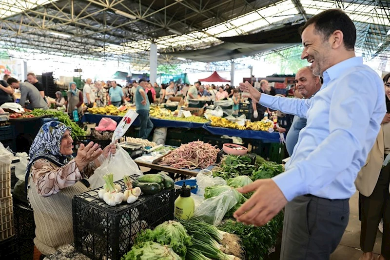 Başkan Çavuşoğlu’ndan pazaryerinde annelere sürpriz kutlama