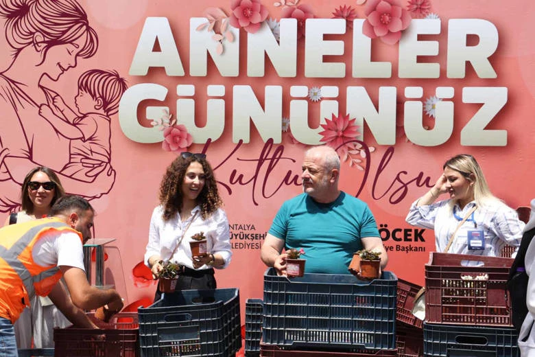 Büyükşehir’den ‘Annelere’ 25 bin çiçek