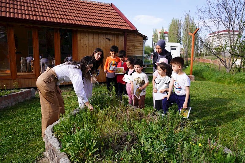 ÇOCUKLAR DOĞA İLE İÇ İÇE ÖĞRENMENİN KEYFİNİ YAŞIYOR