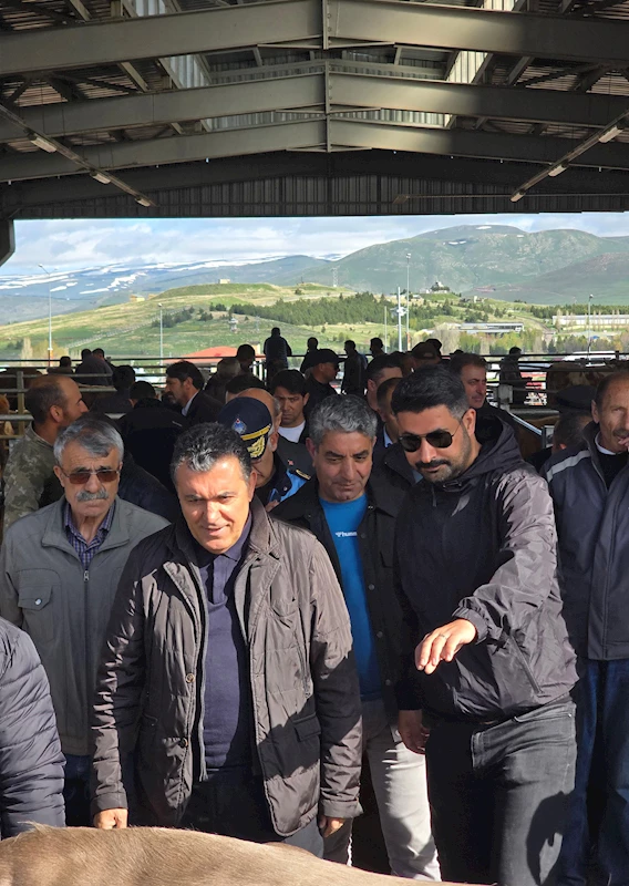 BAŞKAN DEMİR,  YENİ GÜNE HAYVAN PAZARINI ZİYARET EDEREK BAŞLADI