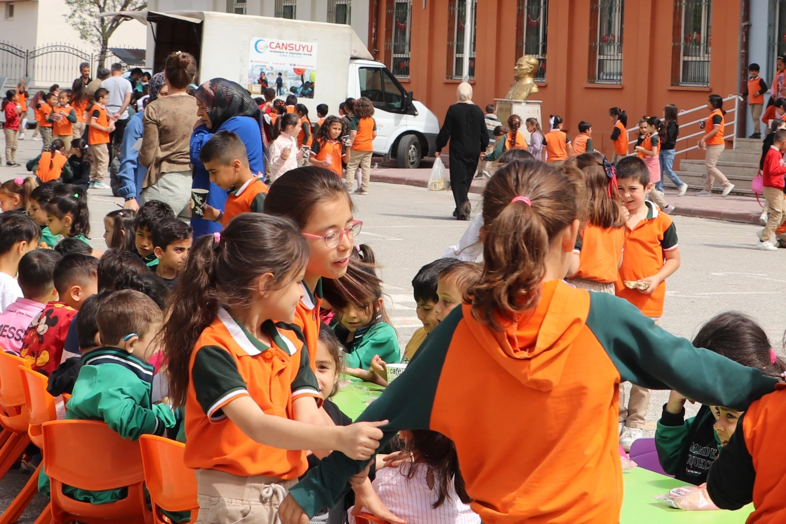Konya’da Cansuyu Derneği okullarda öğrencilerle buluşuyor