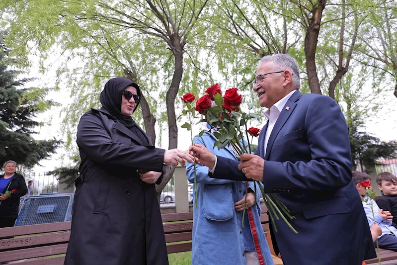 Anneler Günü’nde Şehit Anneleri ile Bir Araya Gelen Büyükkılıç, Şehit Kabirlerine Karanfil Bıraktı