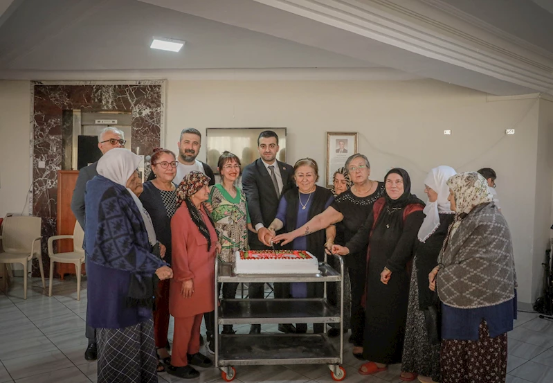 Anneler Günü’nde huzurevi sakinlerine sürpriz ziyaret