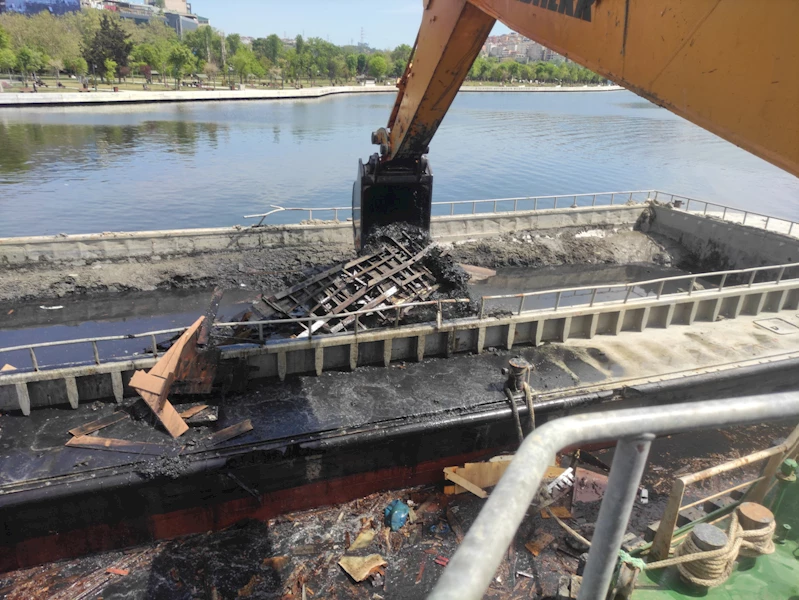 Haliç’te temizlik seferberliği: Eyüpsultan’da batık tekneler kaldırılıyor