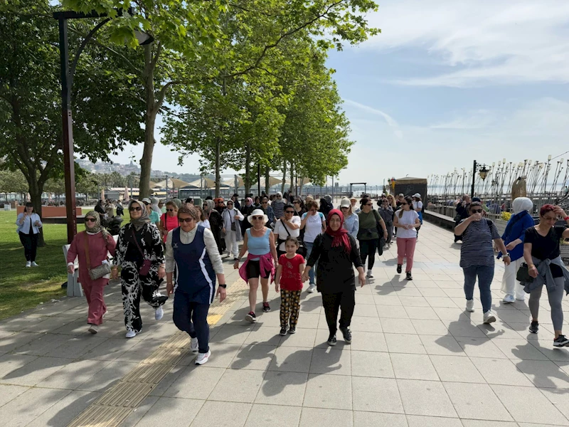 İZMİT BELEDİYESİNDEN ANNELERİ GÜLÜMSETEN YÜRÜYÜŞ