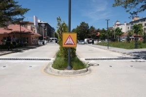 EBYÜ Mengücek Gazi Eğitim ve Araştırma Hastanesi Dörtyol Yerleşkesi içerisinde ve çevresindeki tek yönlü yollara kapan sistemi kuruldu