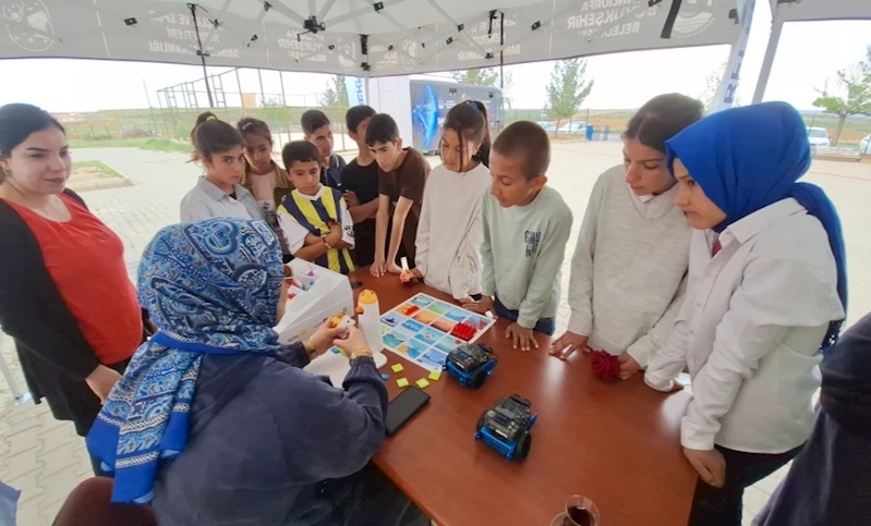 “SİZ GELEMEZSENİZ, BİZ GELİRİZ” SLOGANI İLE BİLİM KIRSALA TAŞINDI