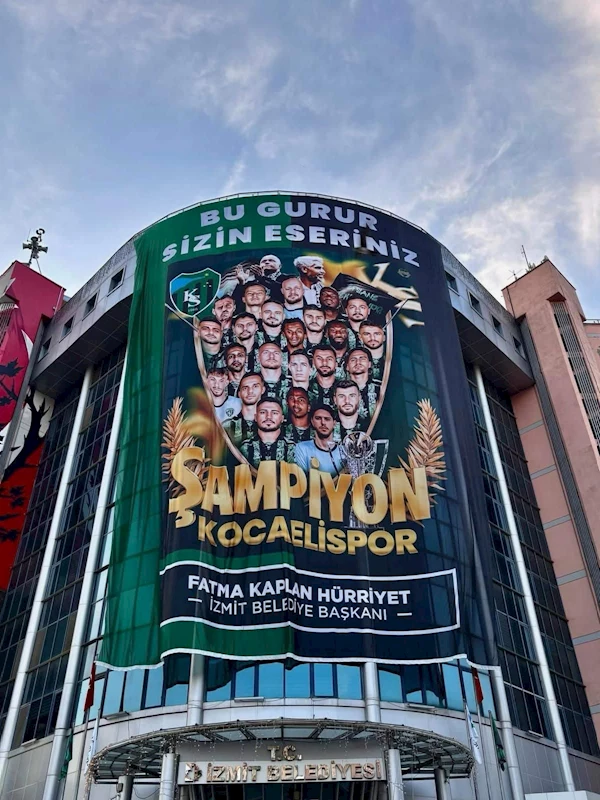 İZMİT BELEDİYESİ BELSA’DA DEV KOCAELİSPOR BAYRAĞINI DALGALANDIRDI