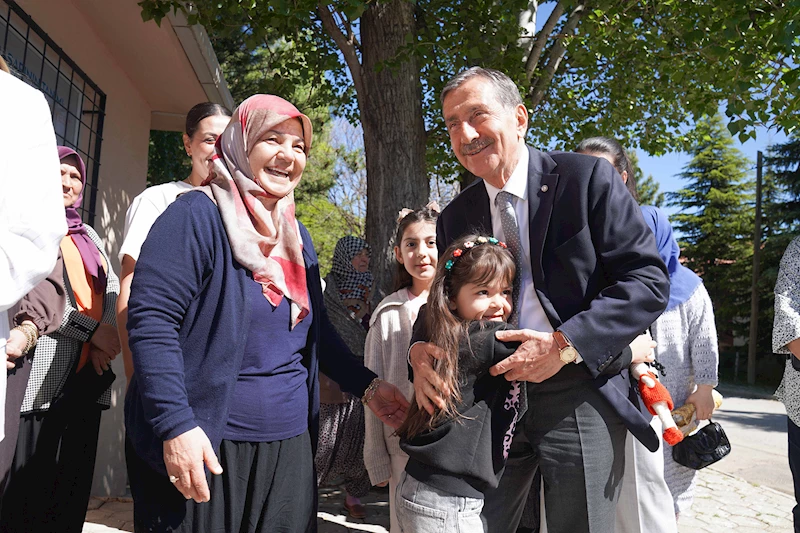 BAŞKAN ATAÇ KADINLARIN YILSONU SERGİ HEYECANINA ORTAK OLDU