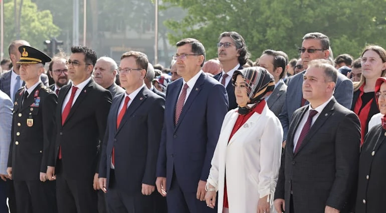 19 MAYIS KUTLAMALARI ÇELENK SUNUMUYLA BAŞLADI