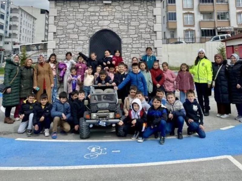 Osmaneli’nde Polis Ekipleri Tarafından Çocuklara Oyun Tadında Trafik Eğitimi Verildi