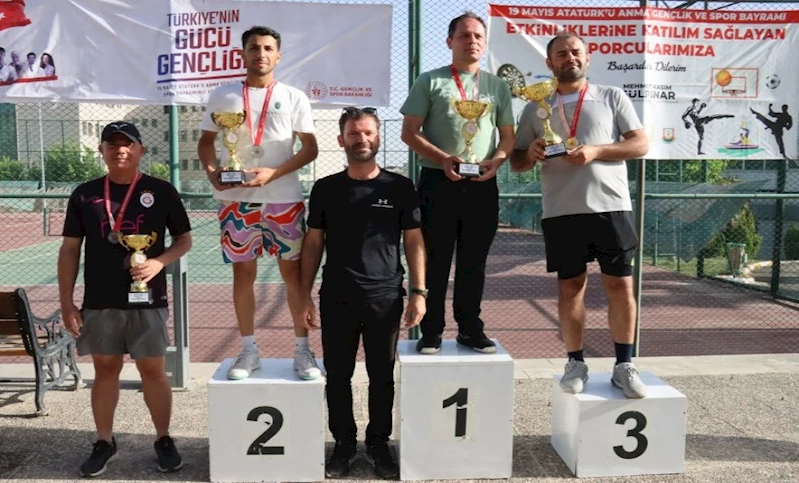 GENÇLİK HAFTASI TENİS TURNUVASI ÖDÜL TÖRENİYLE SONA ERDİ