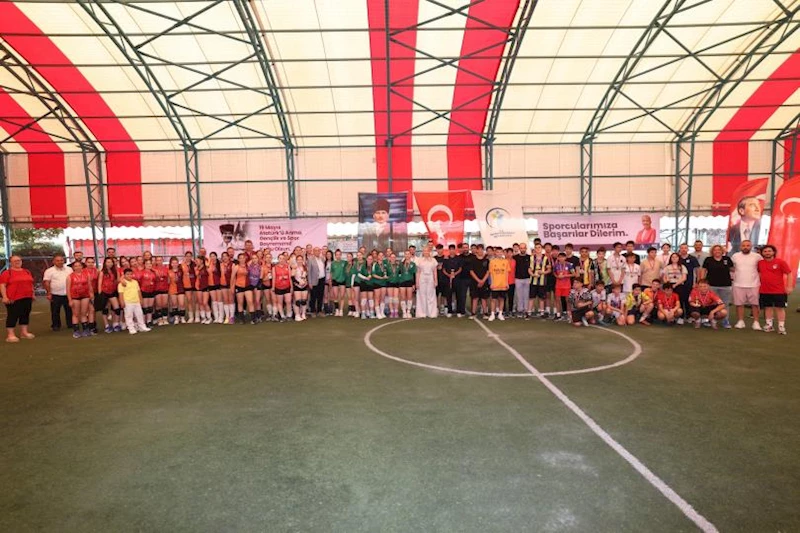 Turnuvada Dereceye Giren Genç Sporculara Ödülleri Takdim Edildi