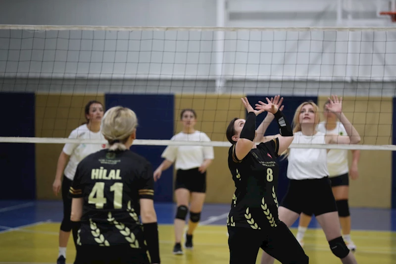 İZMİT BELEDİYESİ’NDEN ANNELER GÜNÜ’NE ÖZEL RENKLİ TURNUVA