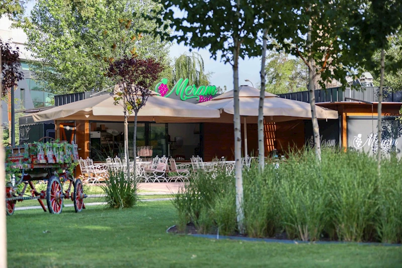 MERAM’DA YAZ BAŞLADI; MERAM BAĞI VE TARİHİ AİLE ÇAY BAHÇESİ SEZONU AÇTI