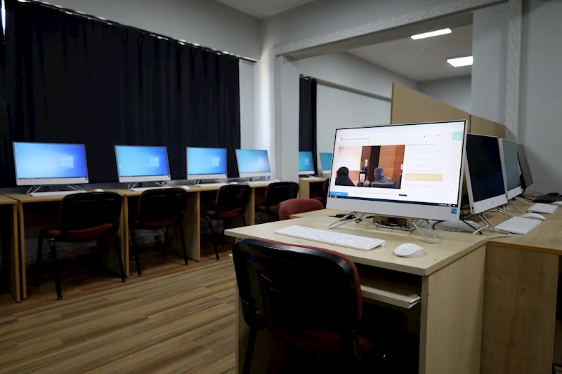 Büyükşehir gençlerin geleceğine yatırım yapıyor: Başkan Alemdar sözünü tuttu, bilgisayarlar kuruldu