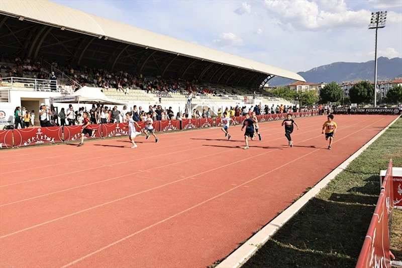 “En Hızlı Benim” atletizm yarışmasına yoğun ilgi