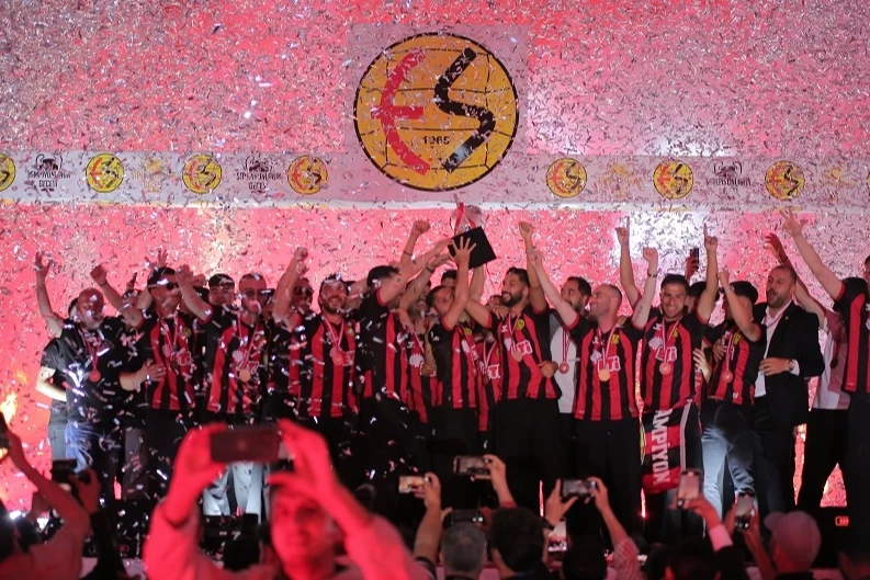 Eskişehirspor şampiyonluğunu sahada kutladı