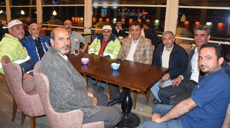 BAŞKANIMIZ, GECE MESAİSİNDE OLAN PERSONELLERİMİZLE YORGUNLUK ÇAYI İÇEREK HASBİHAL ETTİ