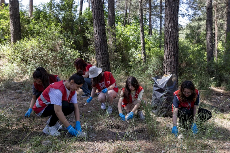YUNUSEMRE BELEDİYESİ ÜNİVERSİTELİLERLE ORMANDA ÇÖP TOPLADI