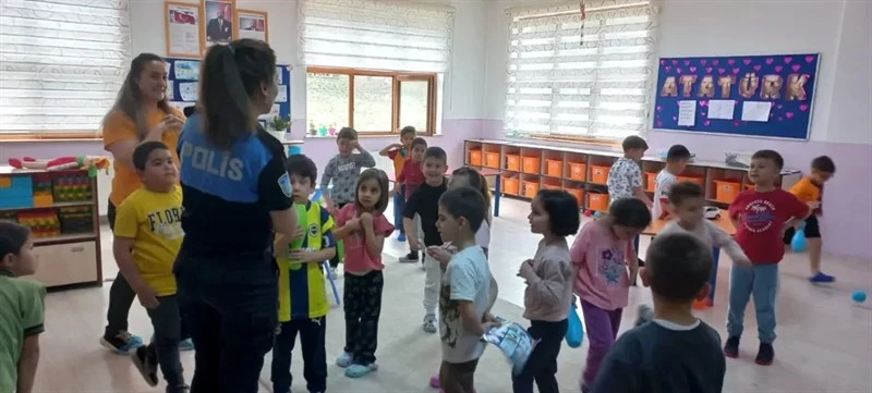 Toplum Destekli Polislerden Miniklere Güvenlik Eğitiminde Sürpriz Hediyeler Verildi