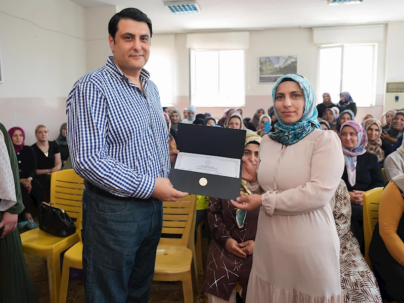 BAŞKAN YILMAZ, BAŞARILI KURSİYERLERE SERTİFİKALARINI TAKDİM ETTİ