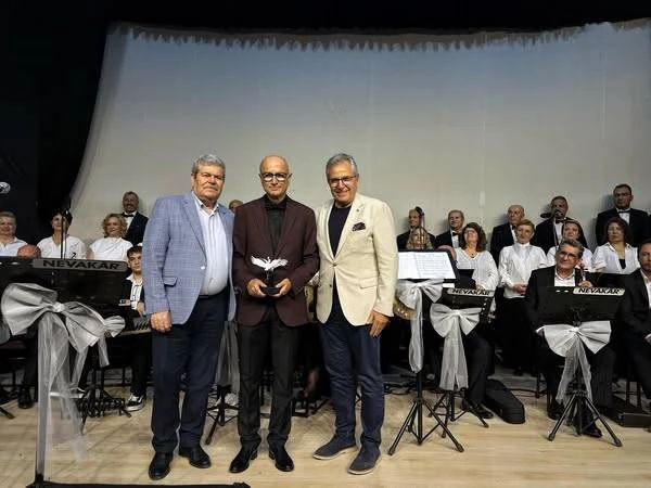 Sahil Şenlikleri’nin 4. gününde birbirinden renkli gösteriler ve Türk sanat müziğinin zarif ezgileriyle buluştuk…