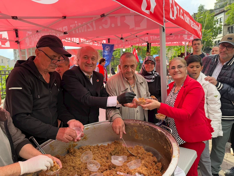 KAPANCA SOKAK FESTİVALİNDE İZMİTLİLERE UN HELVASI İKRAMI