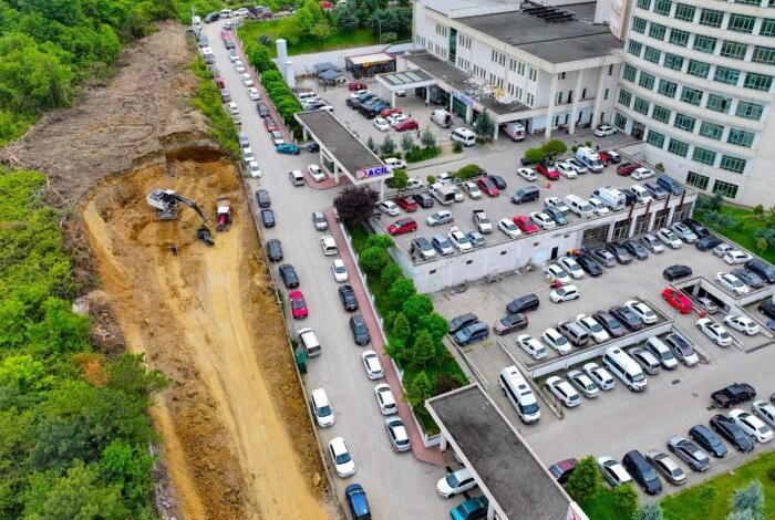 ÜNYE BELEDİYESİ, HASTANE ACİL GİRİŞİNDE TRAFİĞİ RAHATLATIYOR