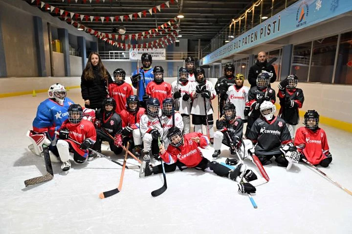 Sıcacık bir kentte buz gibi bir hayal: Muratpaşa’nın küçük hokeycileri