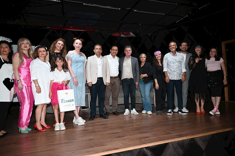 “Uyandığım dünya” tiyatro oyunu büyük alkış aldı