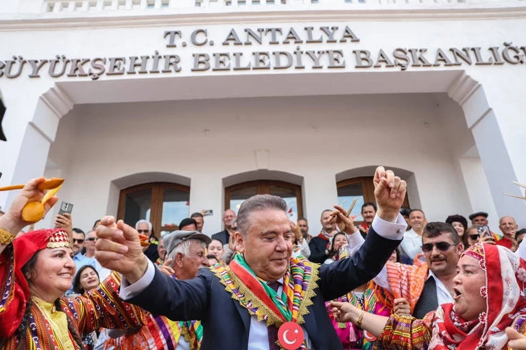 Antalya sokakları Yörük göçüyle şenlendi
