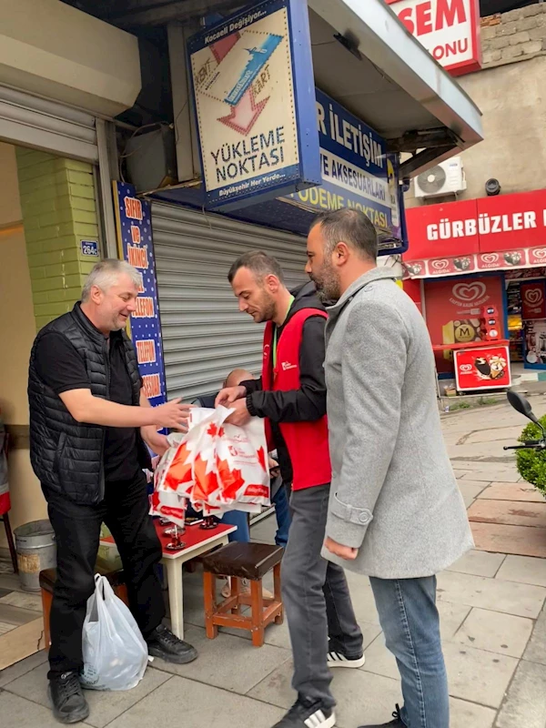 İZMİT BELEDİYESİNDEN BEKİRDERE’DE EMEKÇİLERE SABAH ZİYARETİ