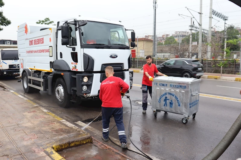 İZMİT BELEDİYESİ, SALİM DERVİŞOĞLU CADDESİ’NDEKİ ÇÖP KONTEYNERLERİNİ YENİLEDİ
