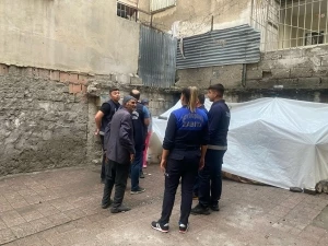 Büyükşehir Belediyesi barınma hakkı ihlal edilen aileye sahip çıktı