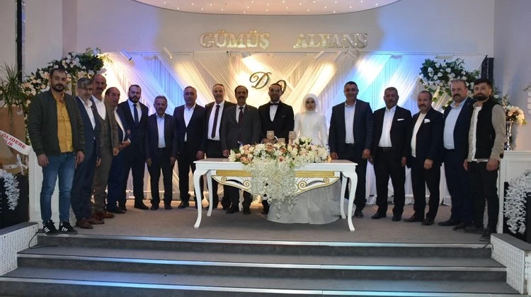 BAŞKANIMIZ, DEMET ÖZDEMİR VE OSMAN AKÇAY ÇİFTİMİZİN DÜĞÜN TÖRENİNE KATILDI