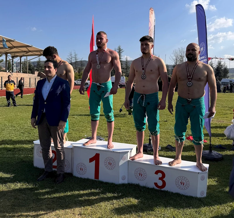 Büyükşehirli pehlivanlardan Bilecik’te bir altın bir gümüş madalya