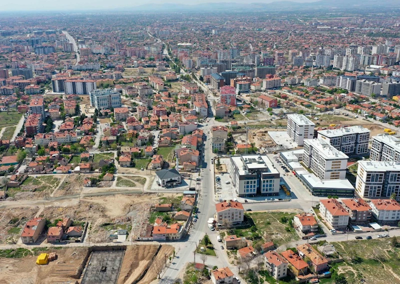 MERAM’IN YOLLARI GENİŞLİYOR, YEŞİL ALANLARI ÇOĞALIYOR