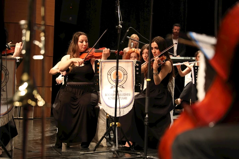 İlk konserinde müzikseverlerden tam not aldı