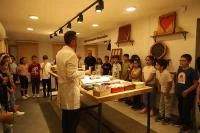 ÇOCUKLAR EL YAPIMI KÂĞITLA HEM ÖĞRENİYOR HEM ÜRETİYOR