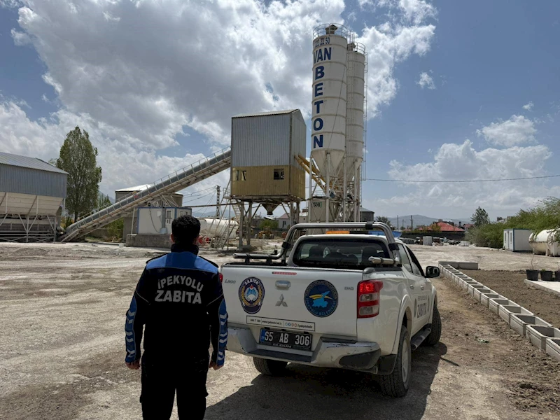 İpekyolu Belediyesi Zabıta Müdürlüğü ekipleri, Organize Sanayi Bölgesi’nde faaliyet gösteren beton firmalarına yönelik bilgilendirme çalışmalarını sürdürüyor.