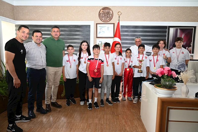Kick Boks sporcuları başarılarını Başkan Topaloğlu ile paylaştı
