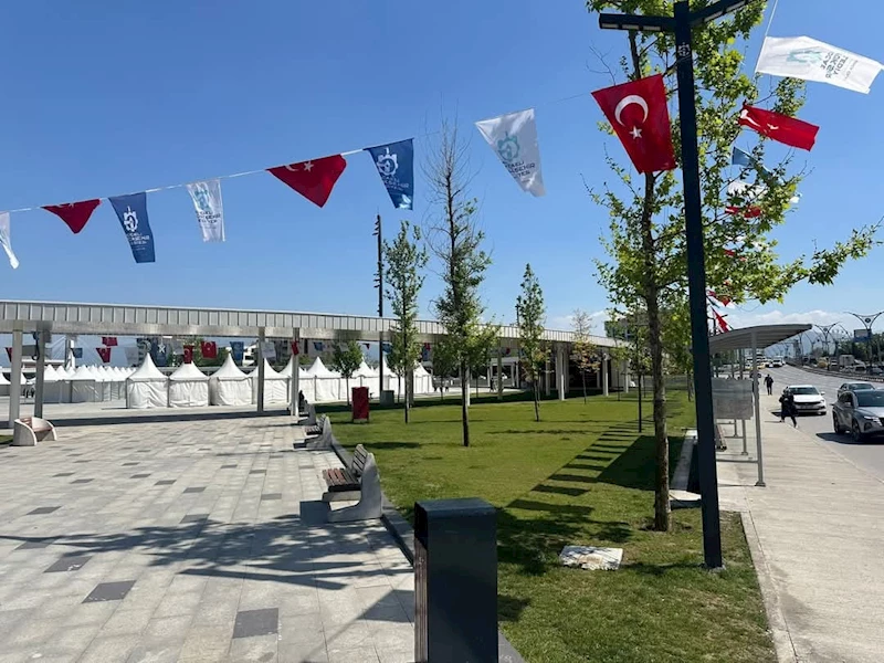 VİZYON DİYE SUNULAN MEYDAN, SEYYAR ÇADIRLARA TESLİM