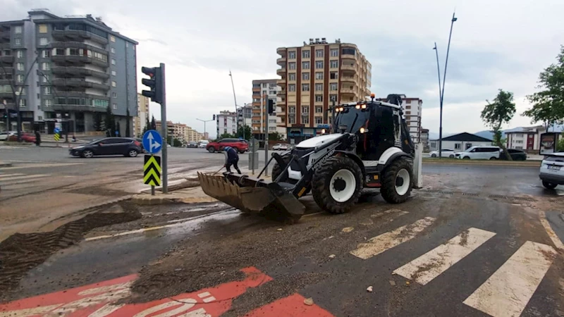 Sağanakla Caddelere Taşınan Çamurlar Temizlendi
